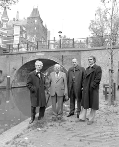 882904 Groepsportret van de heren (van links naar rechts) prof. dr. ir. C.L. Temminck Groll (chef onderafdeling ...